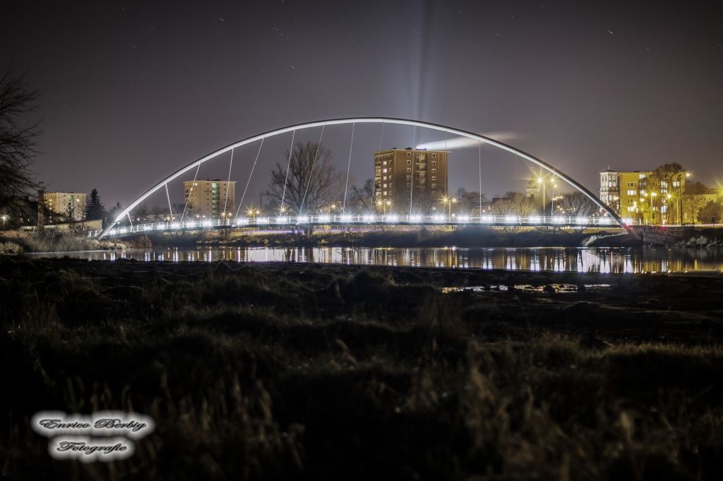 Die Fußgängerbrücke über die Mulde